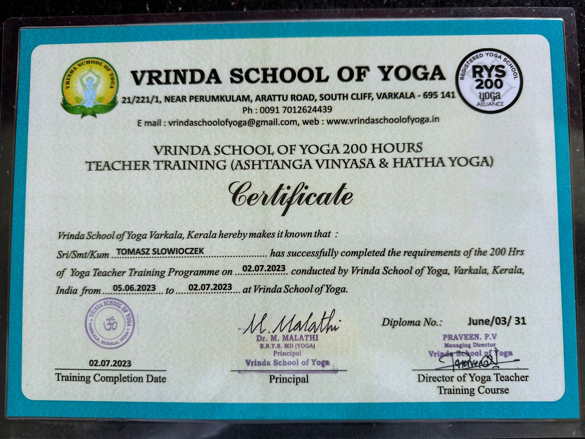 Zdjęcie dyplomu ukończenia kursu nauczycielskiego jogi, wydanego przez Vrinda School of Yoga, z widocznym logo szkoły i podpisami instruktorów