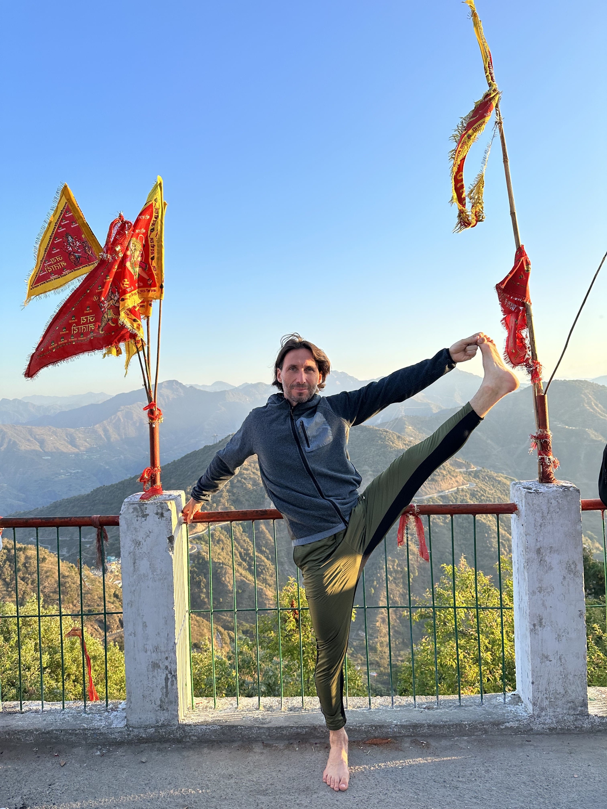 Tomek prowadzący jogę dla różnych grup wiekowych