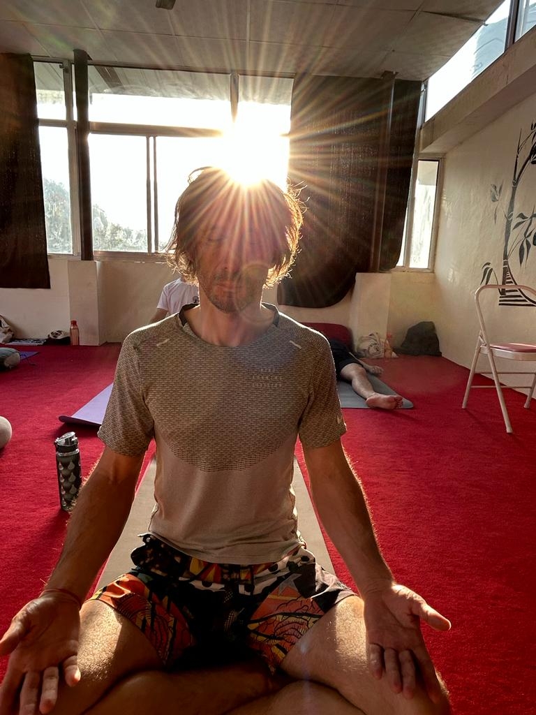 Tomek medytujący w parku