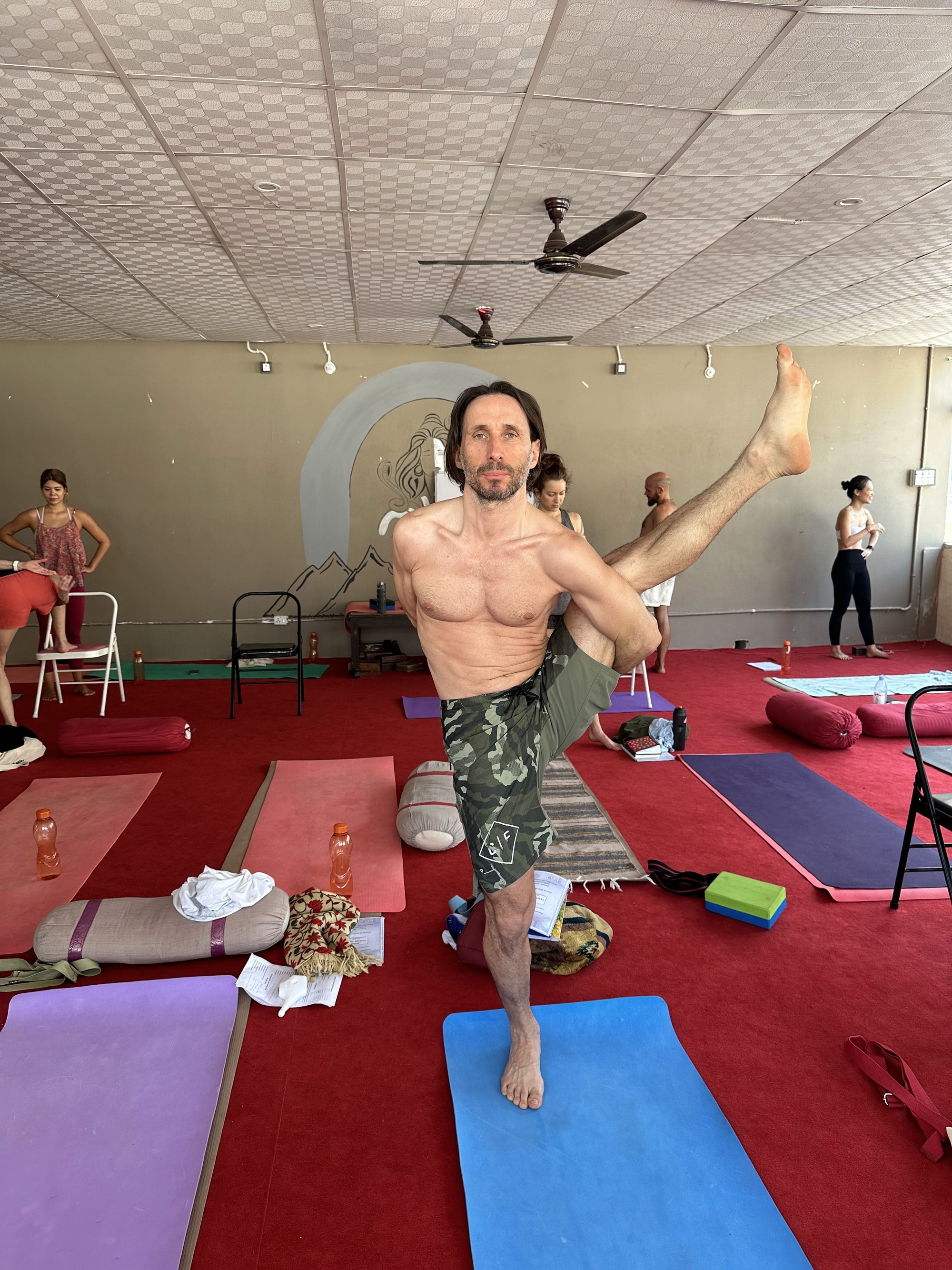 Tomek demonstrujący terapeutyczną pozę jogi