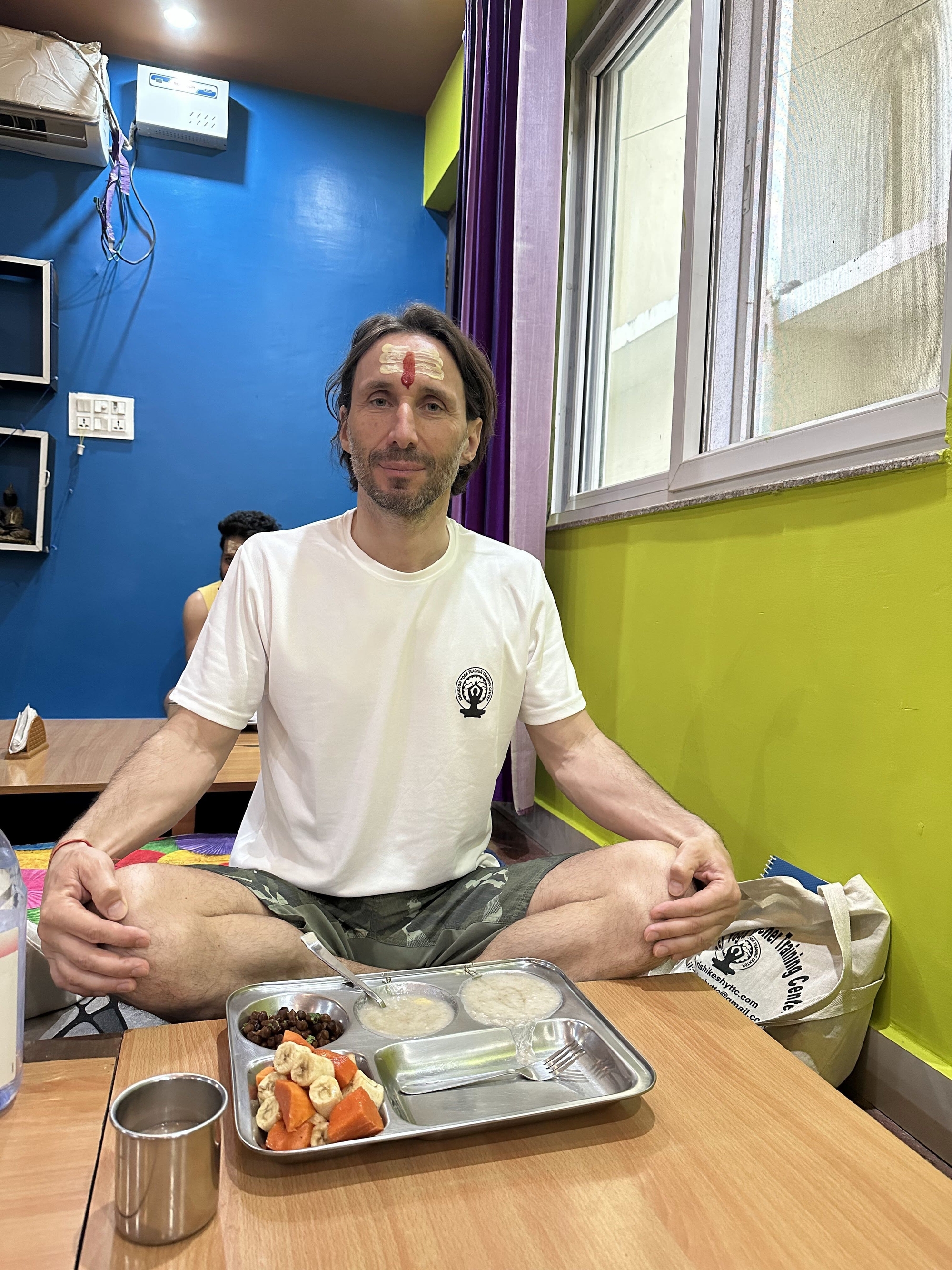 Tomek praktykujący trudne pozy jogi